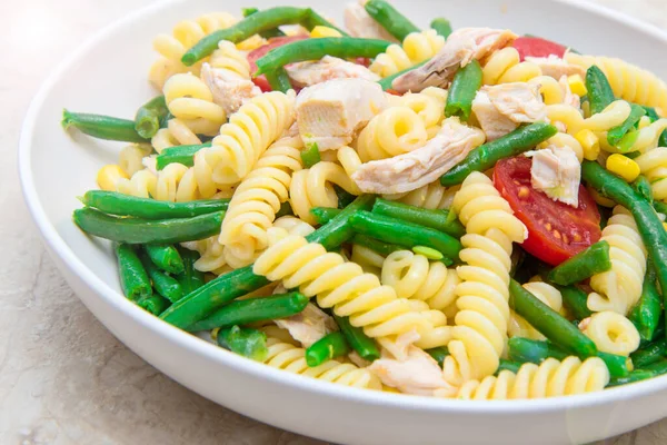 Salad Pasta Ayam Dengan Kacang Hijau Dan Jagung — Stok Foto