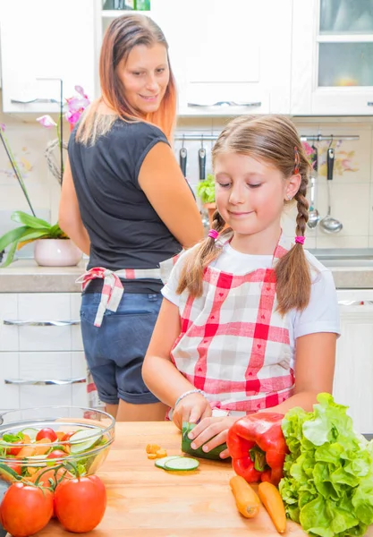 Μητέρα Και Κόρη Στην Κουζίνα Ετοιμάζουν Λαχανικά — Φωτογραφία Αρχείου