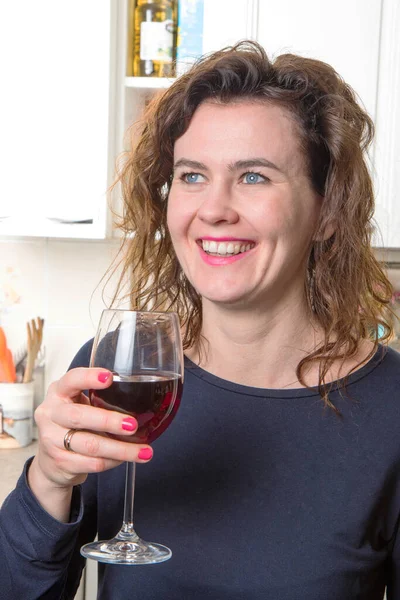 Frau Mit Blauen Augen Trinkt Ein Glas Wein — Stockfoto