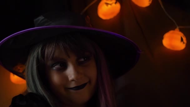 Jeune Fille Habillée Sorcière Entourée Citrouilles Lumineuses Célèbre Halloween — Video