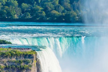Niagara Amerika Birleşik Devletleri ve Kanada arasında düşer.