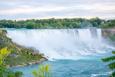 Niagara Amerika Birleşik Devletleri ve Kanada arasında düşer.