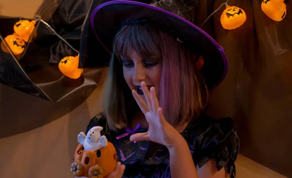 Маленькая Девочка Костюме Ведьмы Окружении Ярких Тыкв Празднует Хэллоуин — стоковое фото