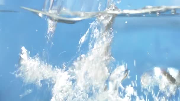 Frescura Agua Clara Sobre Fondo Azul Corriente Agua Cámara Lenta — Vídeos de Stock
