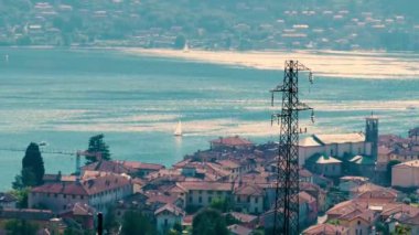 İtalya 'daki Como Gölü' nde yelken açan teknelerin muhteşem manzarası. Yaz mevsiminde gölün manzarası. İtalya 'nın en iyisi. Turistler için tatil yeri