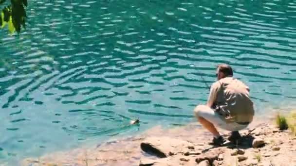 Pescador Está Pescando Lago Montanha — Vídeo de Stock