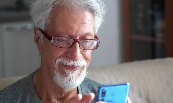 Hombre Mayor Años Edad Usando Llamadas Teléfonos Inteligentes Línea Mirando —  Fotos de Stock