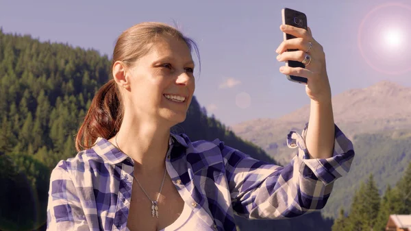 Jovem Mulher Faz Uma Chamada Vídeo Com Seu Celular Cumprimenta — Fotografia de Stock