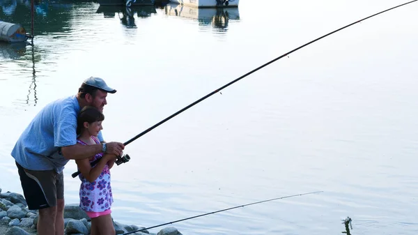 Young Girl Catches Nice Fish Together Her Dad — Stock Photo, Image