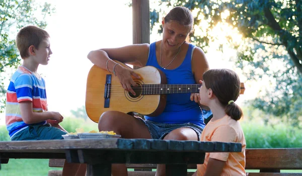 Mamãe Seus Dois Filhos Cantam Músicas Juntos Tocando Guitarra Livre — Fotografia de Stock