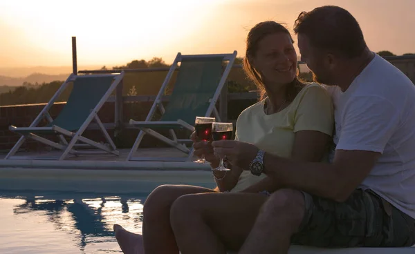 Giovane Coppia Prende Aperitivo Bevendo Bicchiere Vino Rosso Tramonto Scambiandosi — Foto Stock