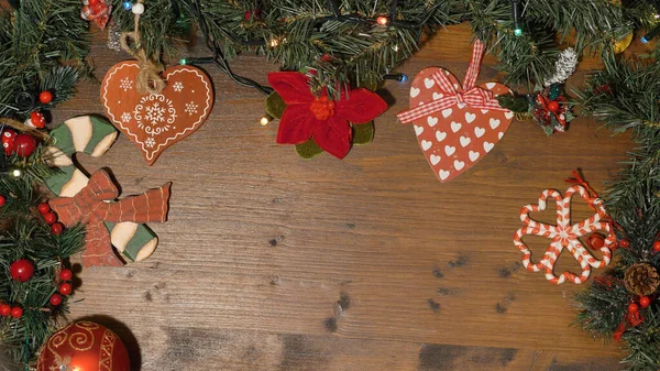 Weihnachten Hölzernen Hintergrund Mit Weihnachtsbaum Und Roten Dekorationen Weihnachtskranz Mit — Stockfoto