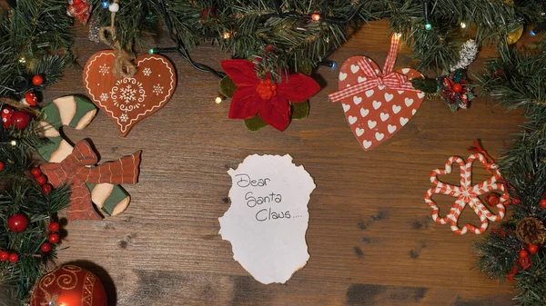 Arrière Plan Bois Noël Avec Arbre Noël Décorations Rouges Couronne — Photo