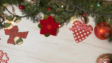Noel ağacı ve kırmızı süslemeleri olan ahşap bir arkaplan. Kırsal Ahşap Arkaplanlı Noel Çelengi