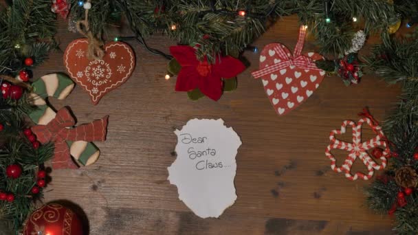 クリスマスツリーと赤の装飾とクリスマスの木製の背景 素朴な木の背景を持つクリスマスの花輪 — ストック動画