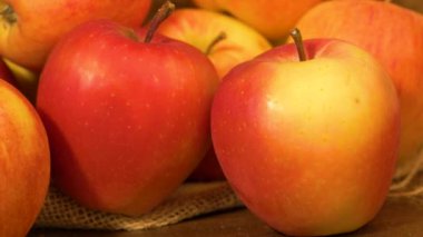 Çuvallı olgun kırmızı elmalar grubu.