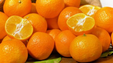 taze mandalina portakalları ahşap masada meyve