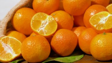 taze mandalina portakalları ahşap masada meyve