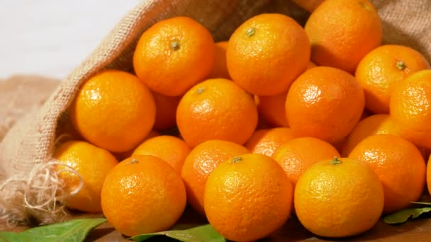 新鲜的柑橘类水果放在木制桌子上 — 图库视频影像