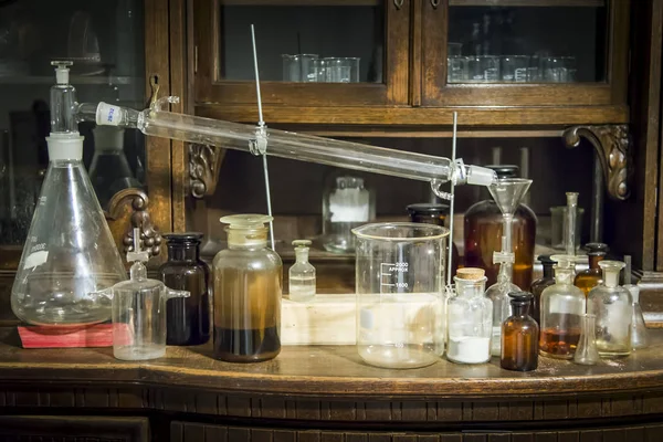Botellas de vidrio vintage sobre mesa de madera — Foto de Stock