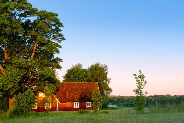瑞典南部斯卡尼亚的典型红木房子 黎明时分 图库照片