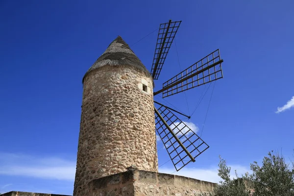 Antiguo molino de viento en Sineu, Mallorca, España — Foto de Stock