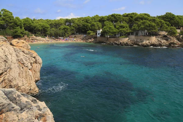 Krásná pláž s tyrkysovou mořskou vodou, Cala Gat, Mallorca, lázně — Stock fotografie