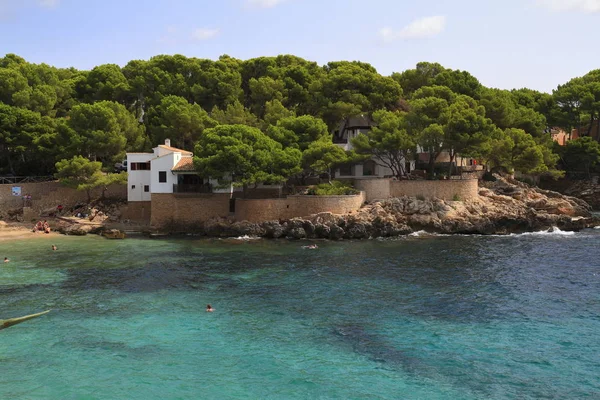 Güzel bir plaj turkuaz deniz suyu, Cala Gat, Mayorka, Spa ile — Stok fotoğraf