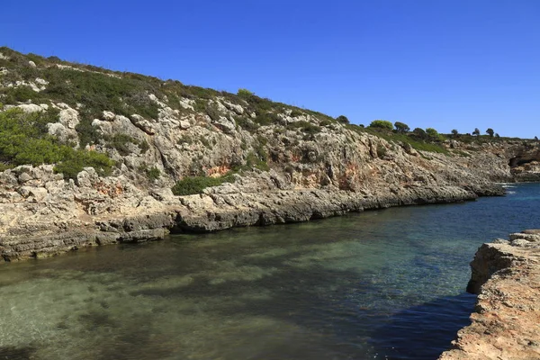 Piękna plaża z morze turkusowe wody, Cala Virgili, Majorka, — Zdjęcie stockowe