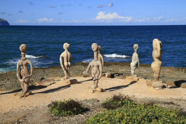 Kamienne rzeźby kobiety i mężczyzny może Picafort Majorka, Mall — Zdjęcie stockowe