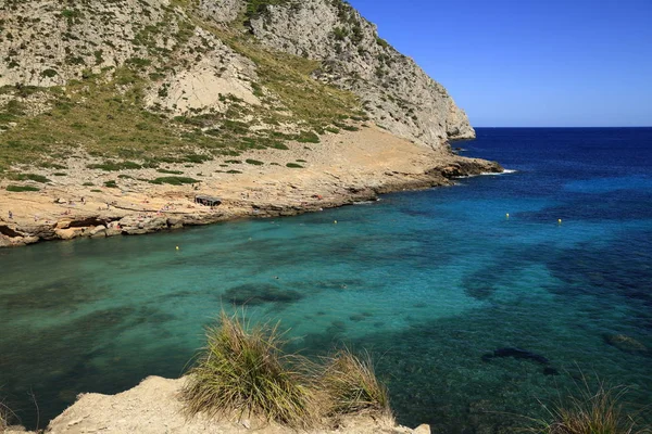 Bellissima spiaggia con acqua di mare turchese, Cala Figuera, Maiorca , — Foto Stock