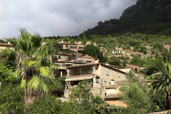 Vista panorámica del pueblo mediterráneo de Deja en Mallorca , — Foto de Stock