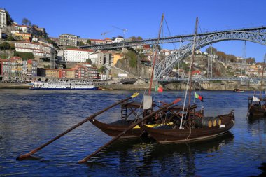 Geleneksel rabelo tekneler, Porto şehir silueti, Douro nehri ve bir