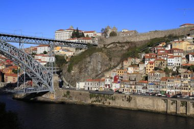 Porto'daki Douro Nehri'nin karşısındaki Dom Luis I Köprüsü