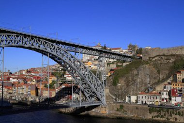 Porto'daki Douro Nehri'nin karşısındaki Dom Luis I Köprüsü