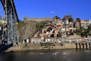 Porto'daki Douro Nehri'nin karşısındaki Dom Luis I Köprüsü