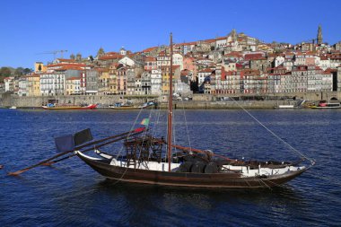 Geleneksel rabelo tekneler, Porto şehir silueti, Douro nehri ve bir