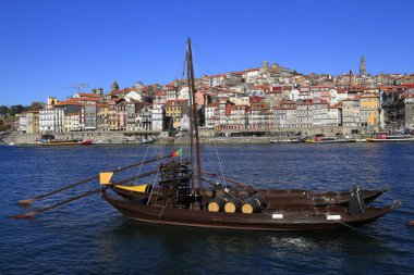 Geleneksel rabelo tekneler, Porto şehir silueti, Douro nehri ve bir