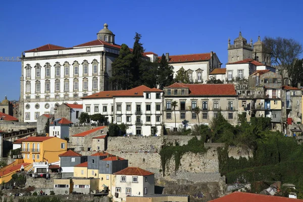 Fachadas tradicionales, Arquitectura colorida en el casco antiguo de Po — Foto de Stock