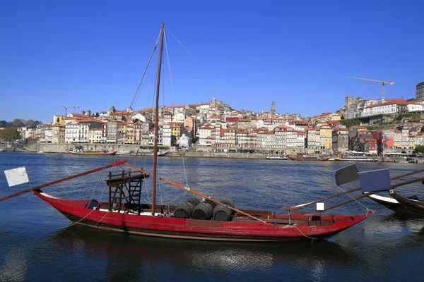 Barcas tradicionales rabelo, horizonte de la ciudad de Oporto, río Duero y un — Foto de Stock