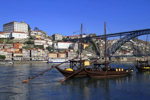 Традиционные лодки рабело, горизонт города Порто, река Доуро и — стоковое фото