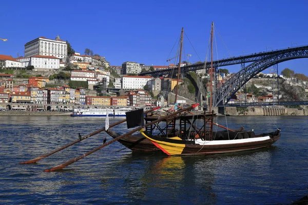 Hagyományos rabelo csónakok, Porto város látképe, Douro folyó és — Stock Fotó