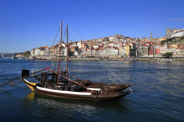 Geleneksel rabelo tekneler, Porto şehir silueti, Douro nehri ve bir — Stok fotoğraf