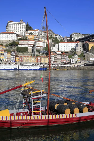 Barcos rabelo tradicionais, skyline da cidade do Porto, rio Douro e um — Fotografia de Stock