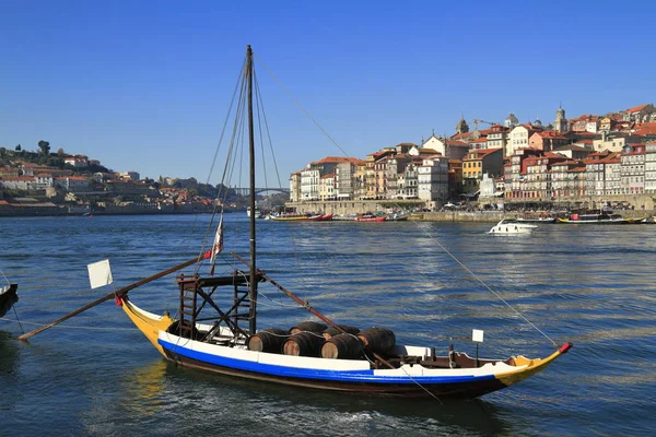 Barcas tradicionales rabelo, horizonte de la ciudad de Oporto, río Duero y un — Foto de Stock