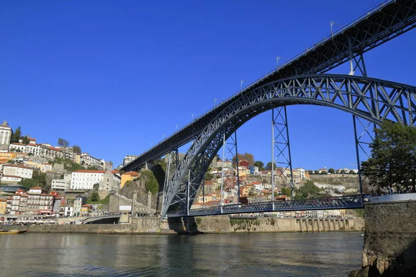 Porto'daki Douro Nehri'nin karşısındaki Dom Luis I Köprüsü — Stok fotoğraf