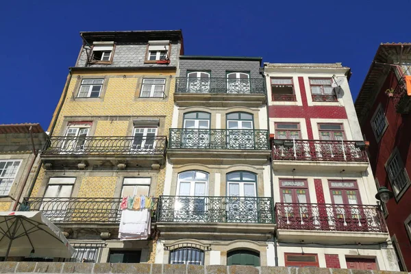 Tradiční fasády, barevná architektura ve starém městě po — Stock fotografie