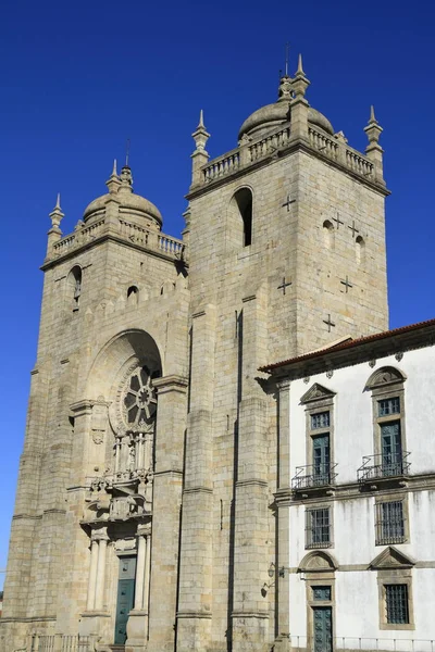 De kathedraal van Porto (kathedraal van de Hemelvaart van onze-lieve-vrouw) of — Stockfoto