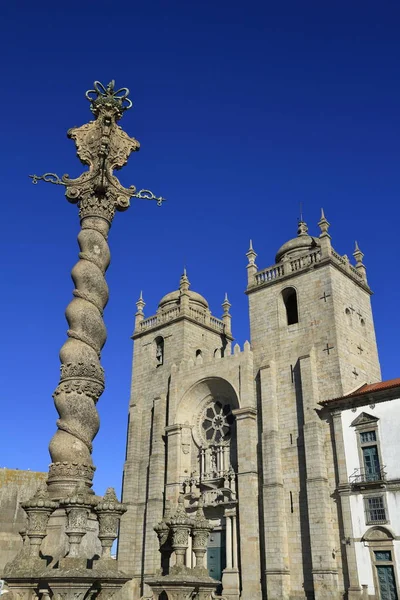 De kathedraal van Porto (kathedraal van de Hemelvaart van onze-lieve-vrouw) of — Stockfoto