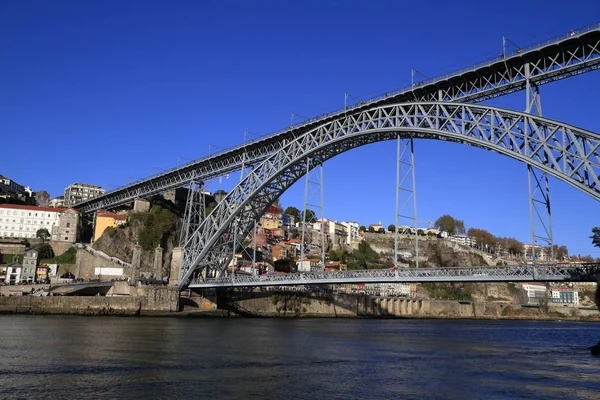 Porto'daki Douro Nehri'nin karşısındaki Dom Luis I Köprüsü — Stok fotoğraf